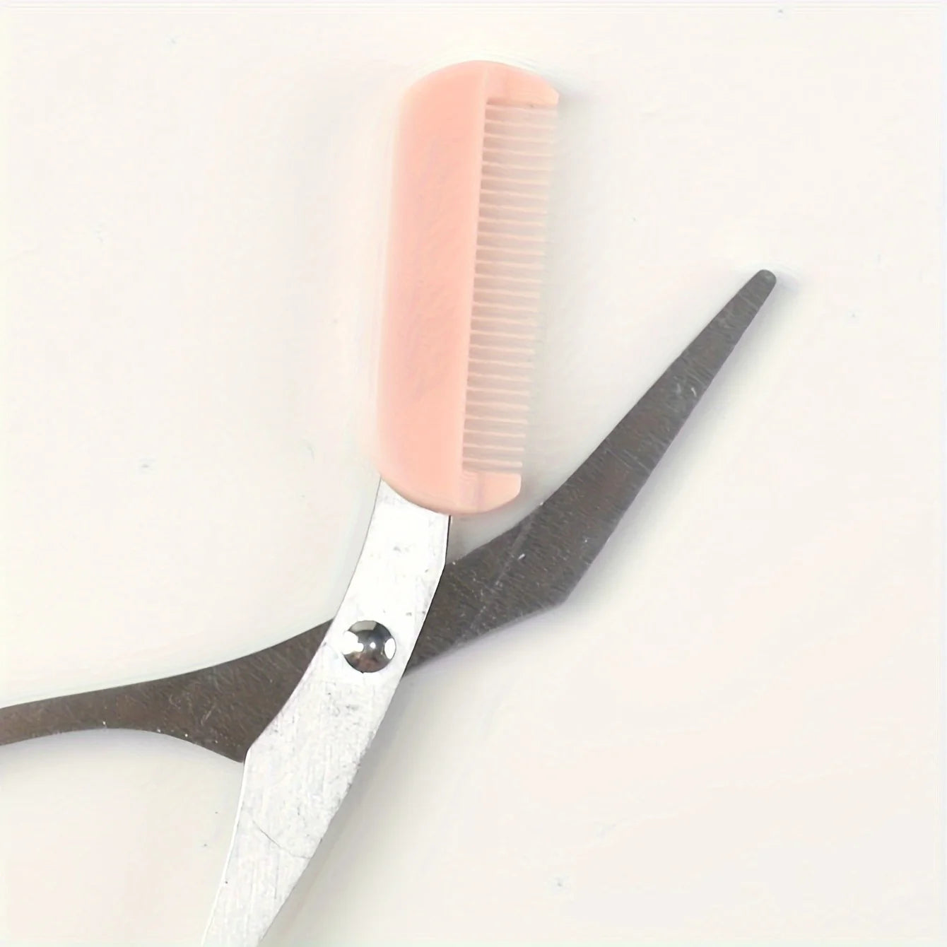 Rosa Augenbrauenschere mit integriertem Kamm – Edelstahl, präzises Pflegewerkzeug, für perfekte Augenbrauen